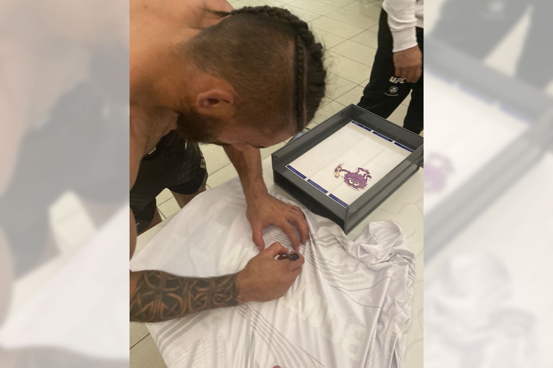 Framed Rogerio Bontorin Signed Fight Issued Jersey UFC Fight Night: Kattar vs Chikadze