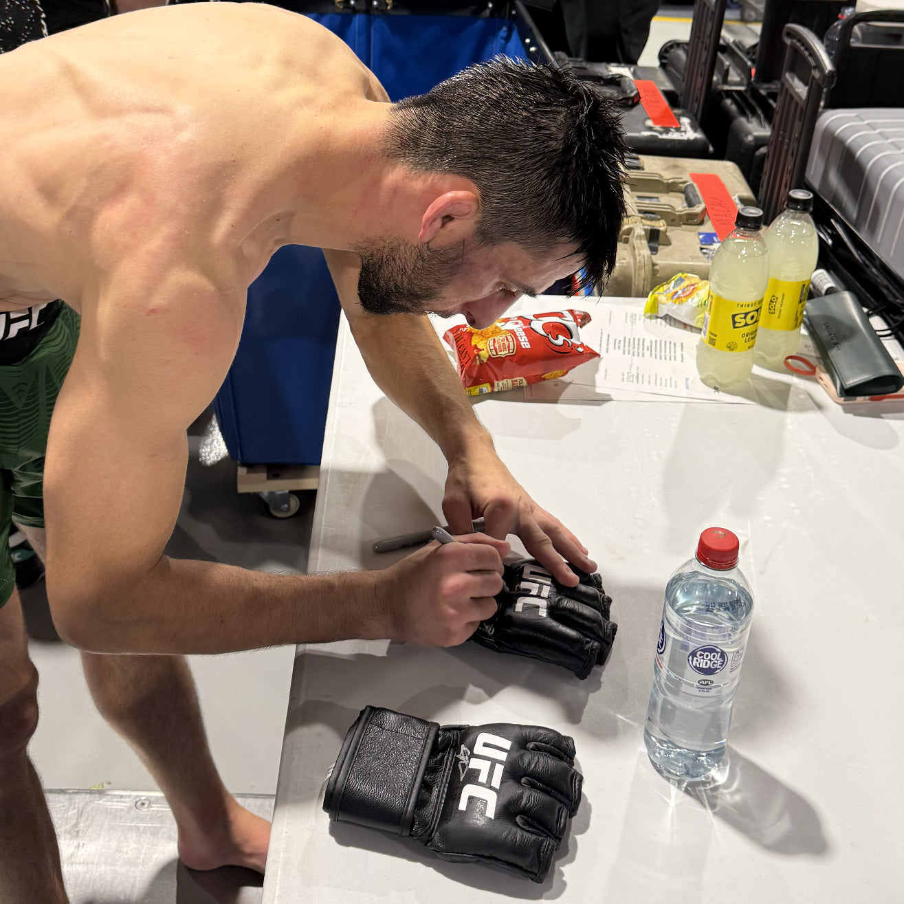 Steve Erceg Signed 1-of-1 Fight Worn Gloves UFC Fight Night: Della Maddalena vs Prates