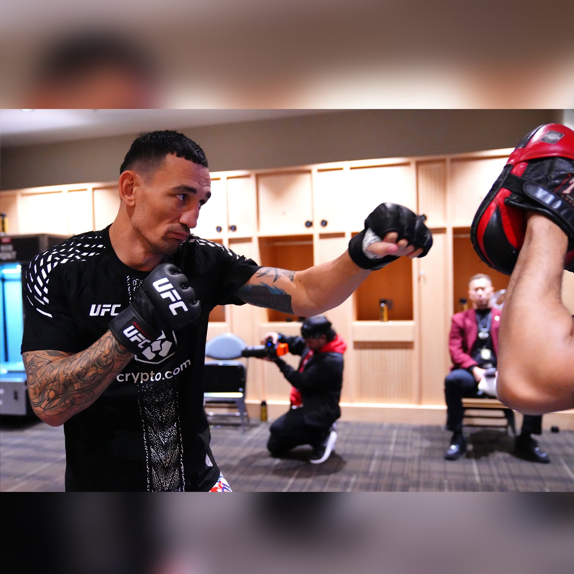 Max Holloway Signed 1-of-1 Fight Worn Jersey UFC 326: Holloway vs Oliveira 2