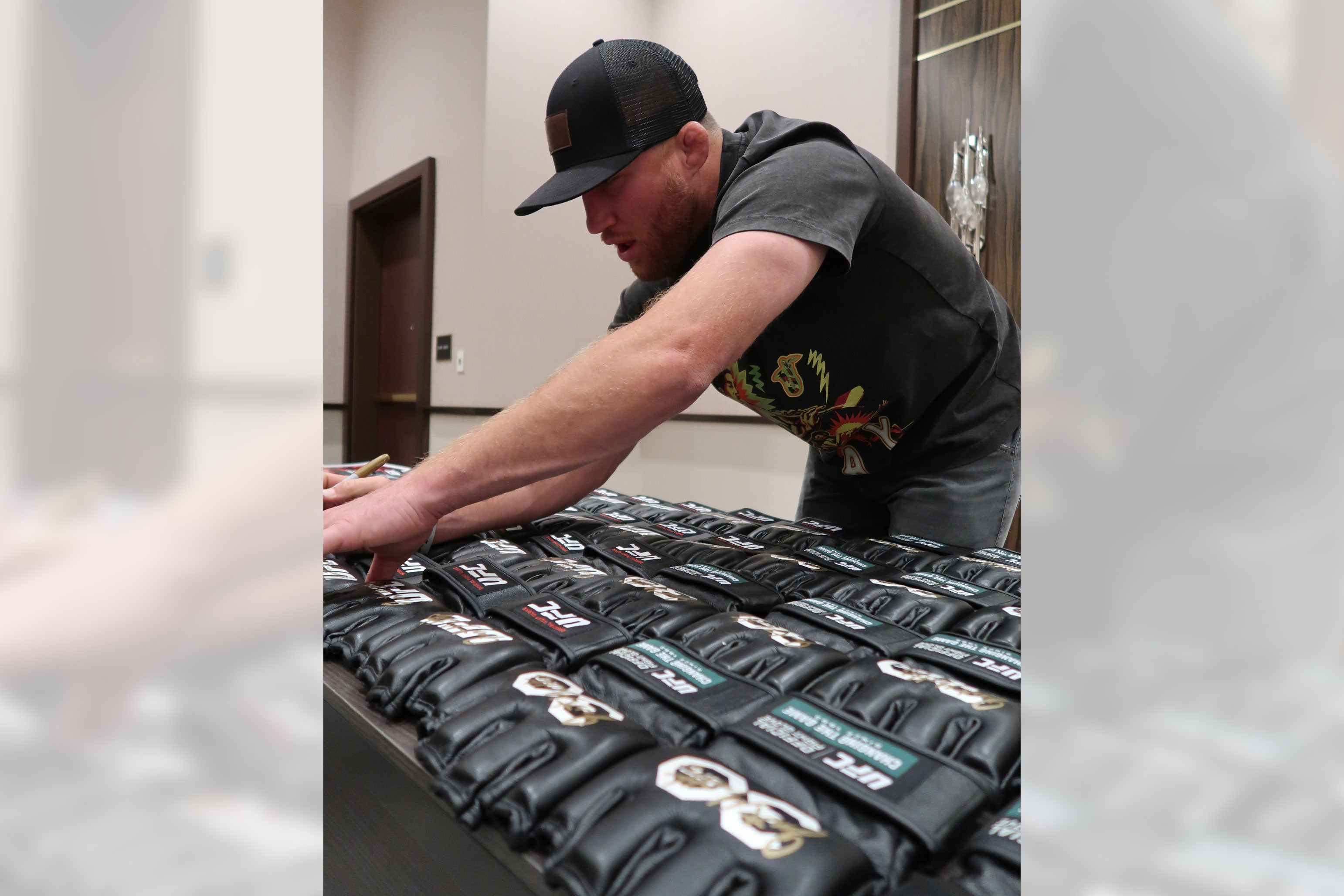 UFC　ジャスティン　ゲイジー　Justin Gaethje　サイン　シリアル UFC ジャスティン ゲイジー Justin Gaethje サイン シリアル