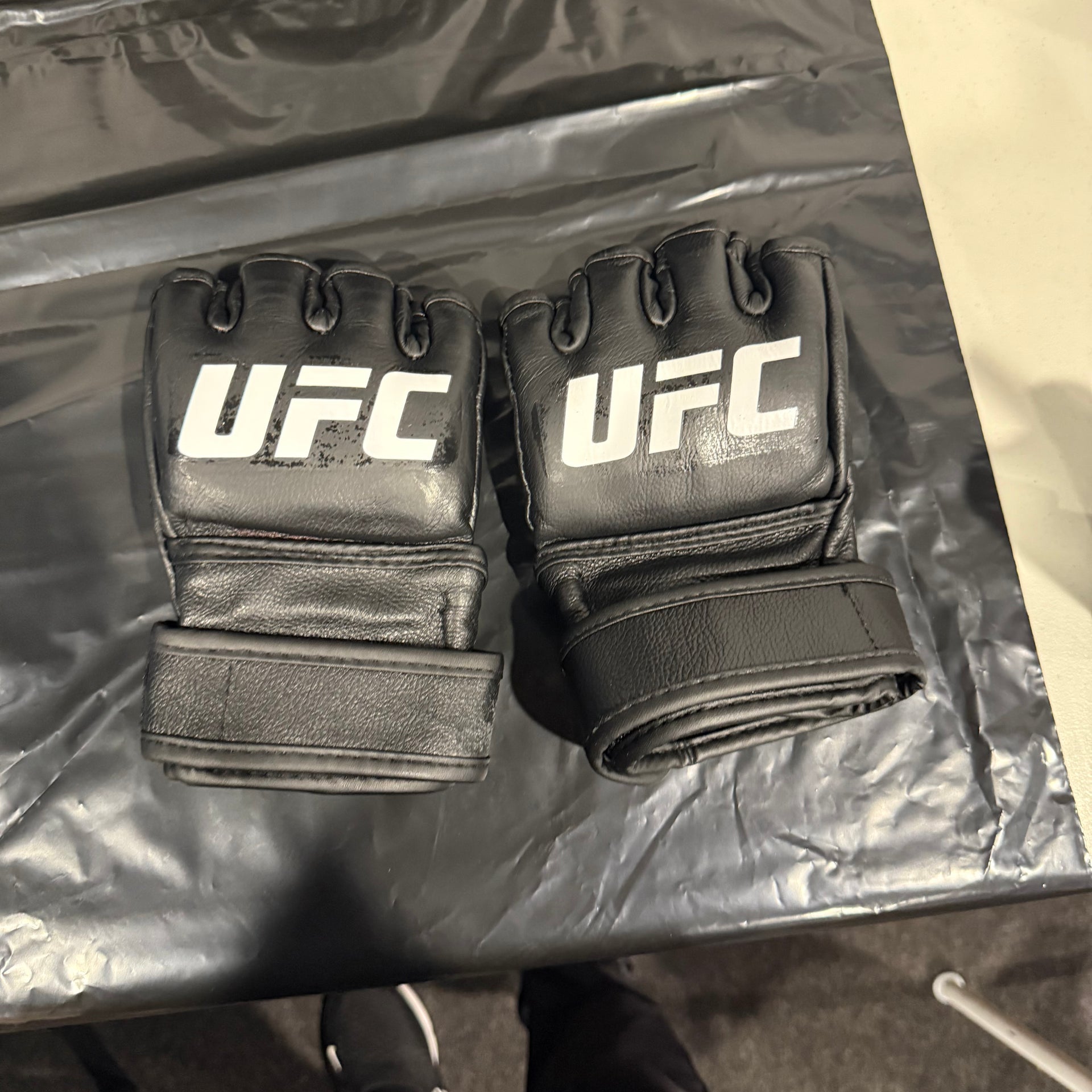 Loma Lookboonme 1-of-1 Fight Worn Gloves UFC Fight Night: Ulberg vs Reyes