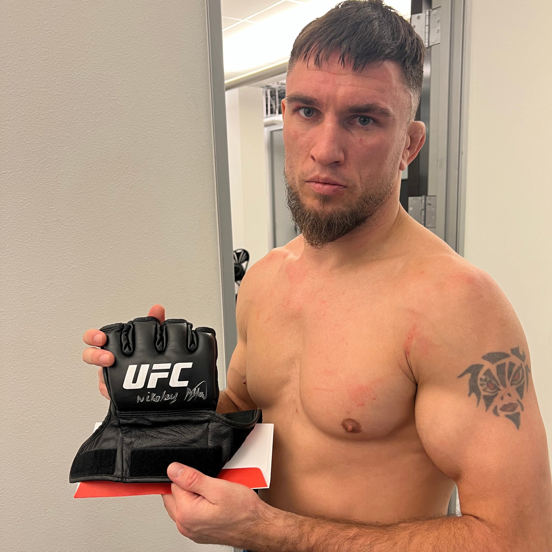 Nikolay Veretennikov Signed 1-of-1 Fight Worn Right Glove UFC Fight Night: Bautista vs Oliveira
